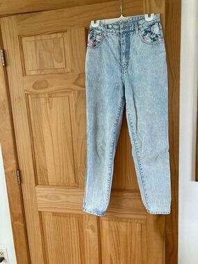 L.A. Gear Light Wash High-Rise Jeans with Floral Pocket Trim